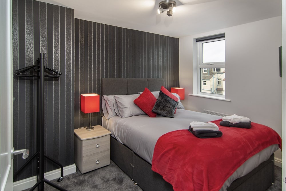 2 Bedrooms Sleeps 6 Near Top Blackpool Attractions view 2