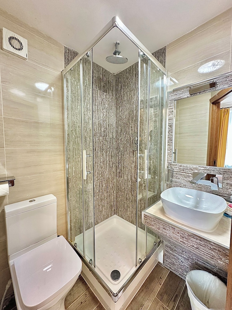 205 Earls Court