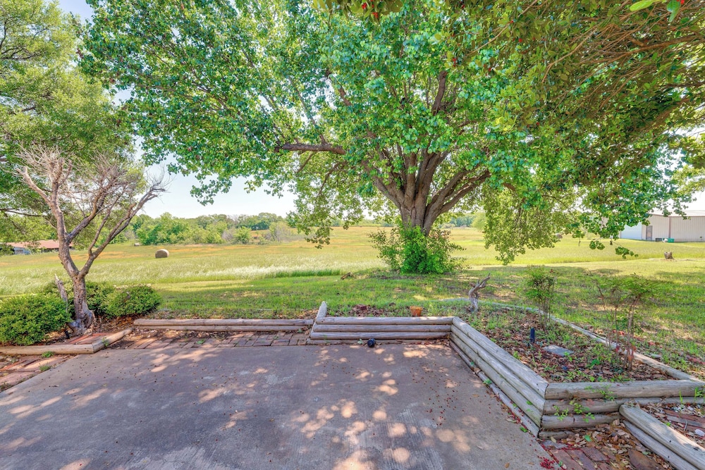 8 Mi to Lewisville Lake: Peaceful Countryside Home