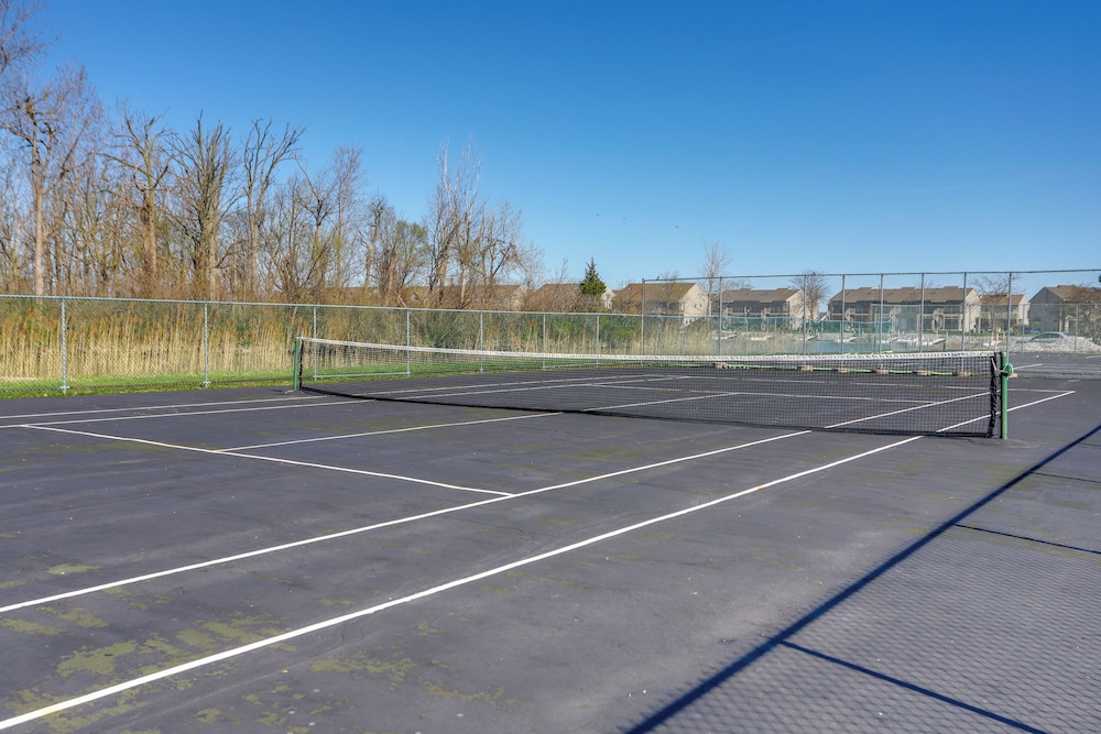 Boat Slip & Pool Access: Oak Harbor Haven!