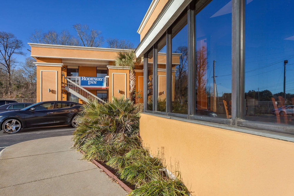 Lumberton Vacations - Rodeway Inn - Property Image 14