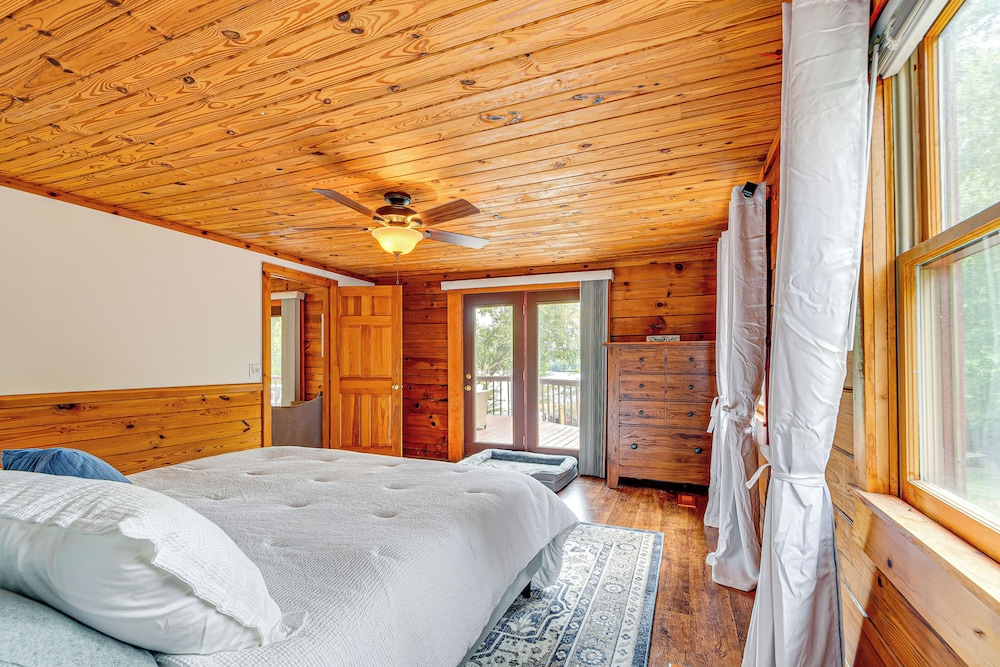 Hyco Lake Escape w/ Deck & Dock: Families Welcome!