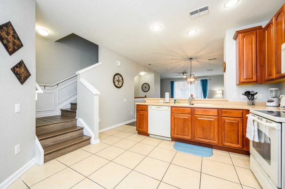 Epic Universe New Listing Beautiful Townhome, Vista Cay 4019
