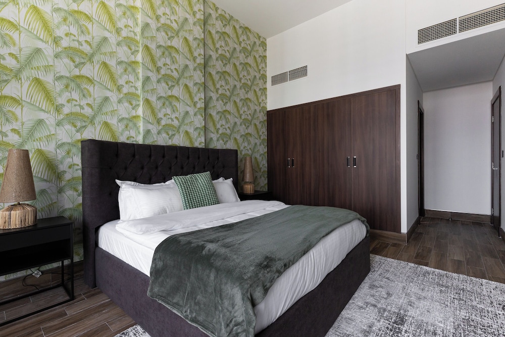 SIMPLY COMFORT Urban Chic Suites in J One Tower City & Canal Views