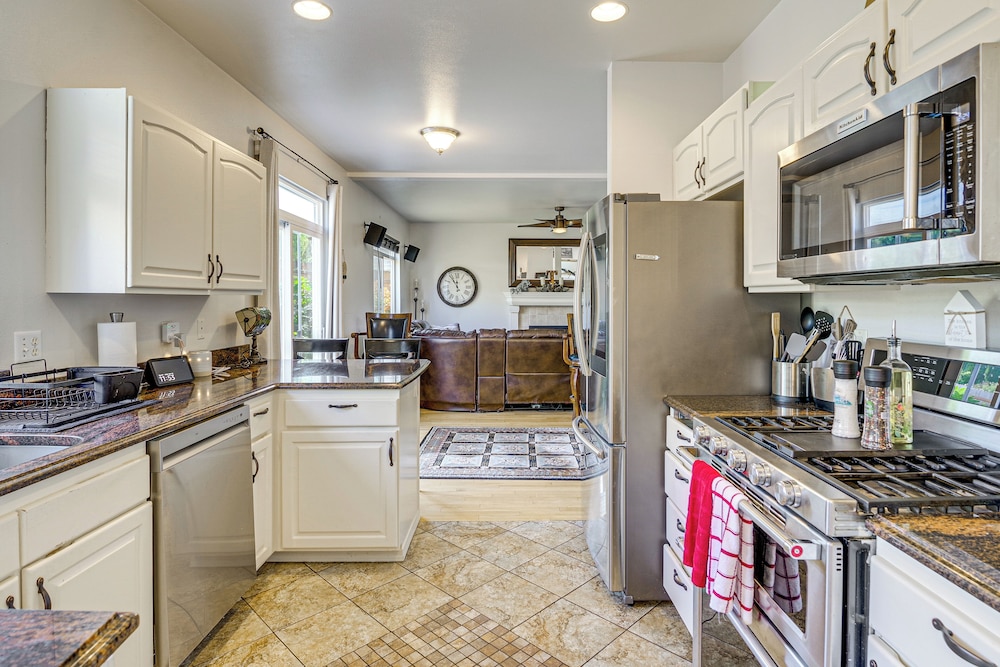 Spacious Yard & Deck: Home 8 Mi to Puget Sound!
