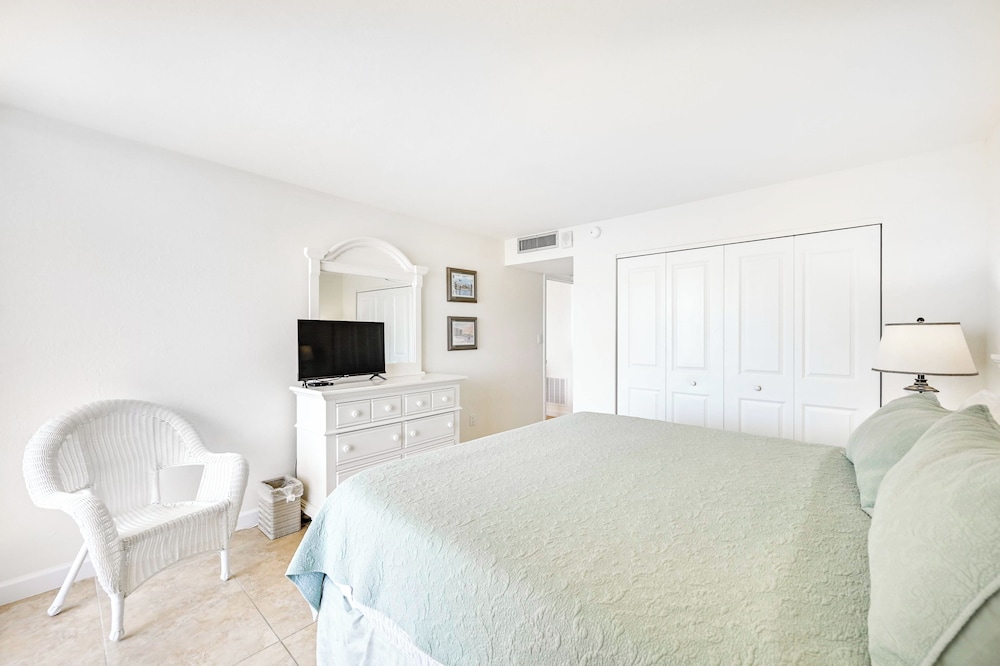 Sunset View & On Beach: Marco Island Condo