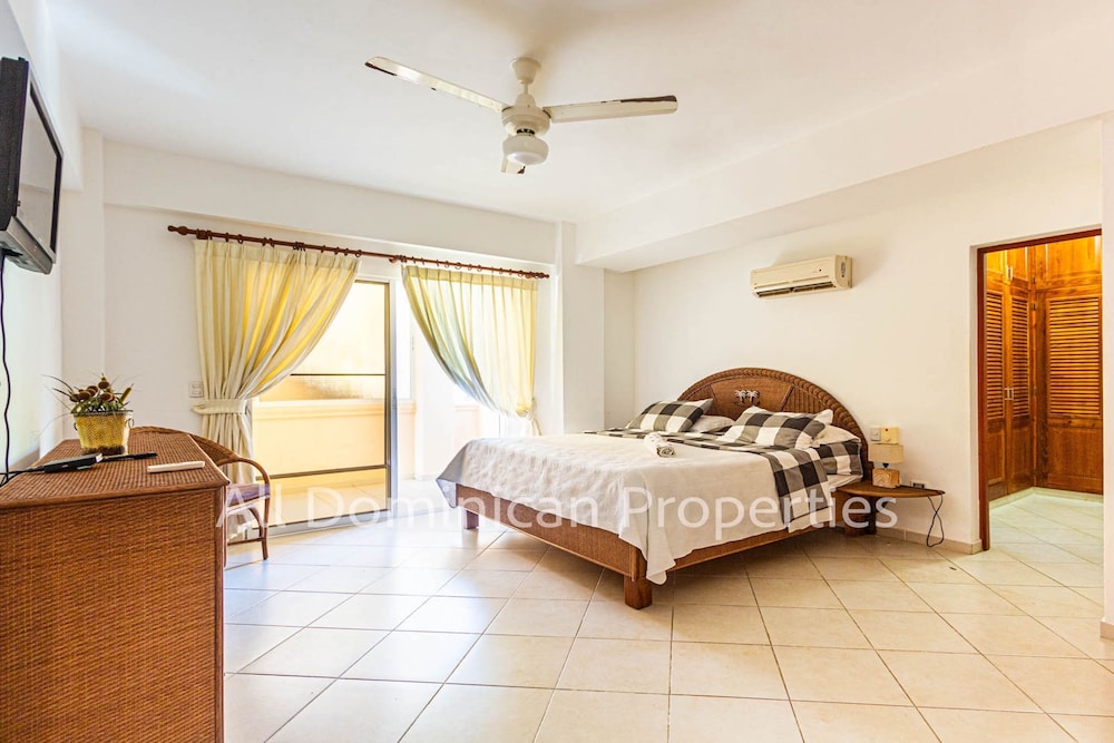 Alicia Beach, Hispaniola Sol, Great Location - no car Needed!