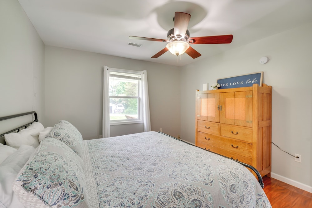 Walk to Marina: Norris Lake Escape w/ Deck + Views