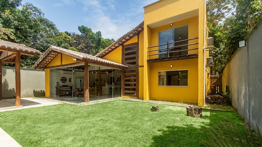 Casa Pet-friendly em Cond com Piscina e 5 Su tes