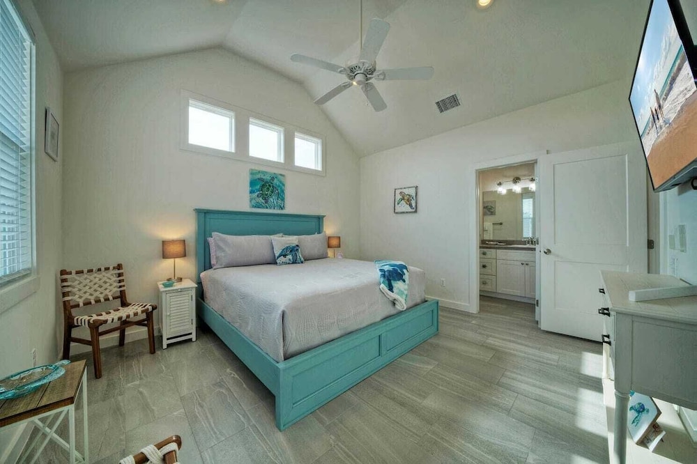 2 Homes in Old Town by Avantstay Sleeps 19, Pool, Newly Built Walk to Eats, Music, & More