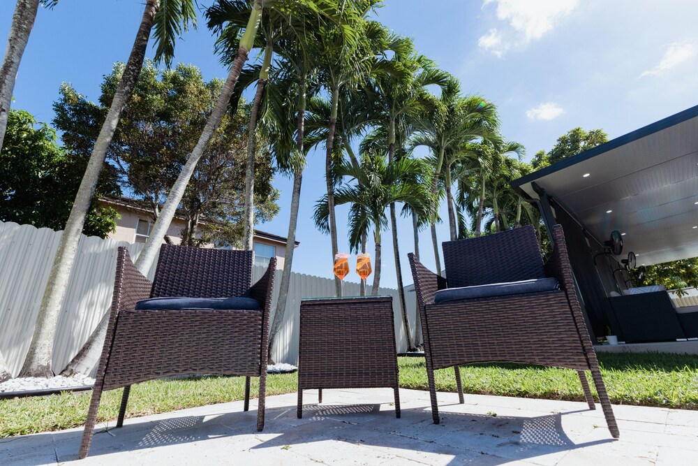 Miami Getaway Heated Pool House & Pool Table Villa