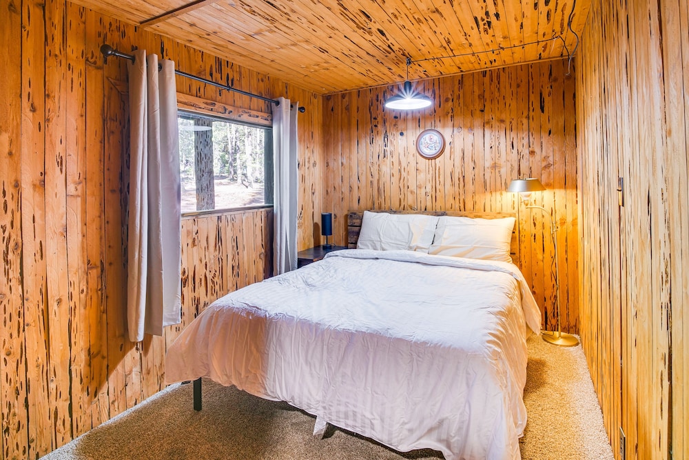 Klamath Falls Cabin w/ Private Sauna & Fire Pit! view 2