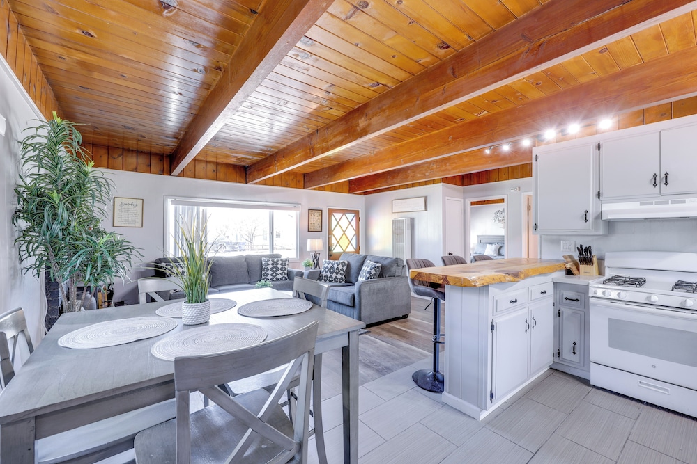 2 Mi to Trails: Modern Mountain Condo in Big Bear