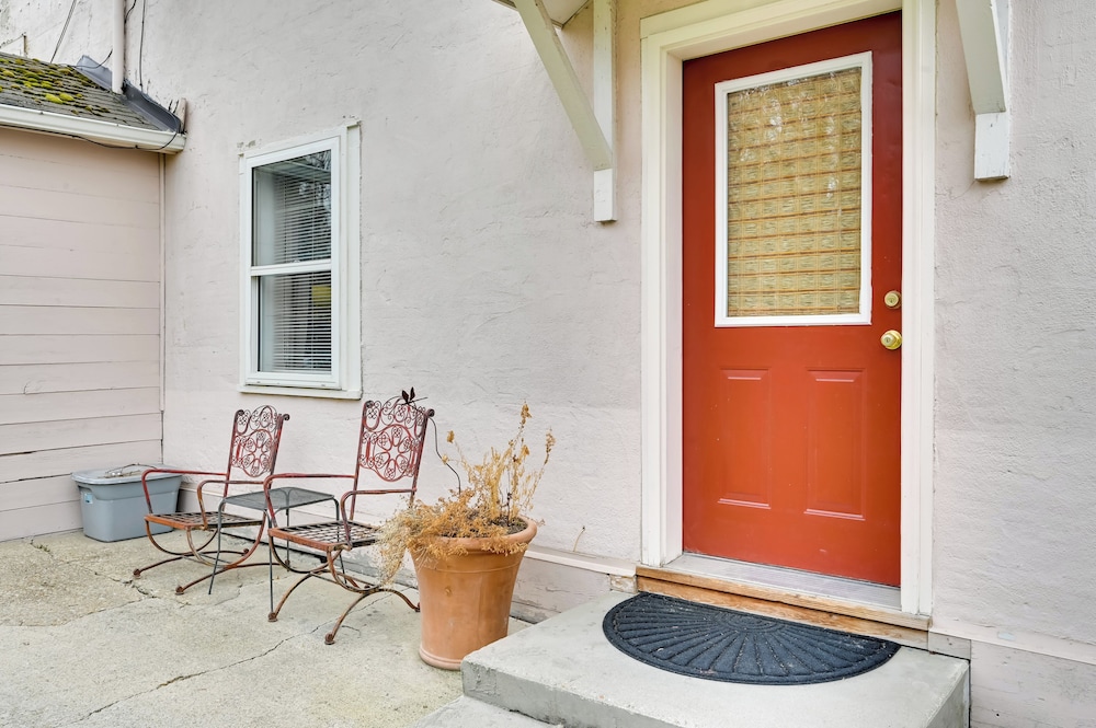 2 Mi to Fly Fishing: Bbq-ready Corvallis Apartment