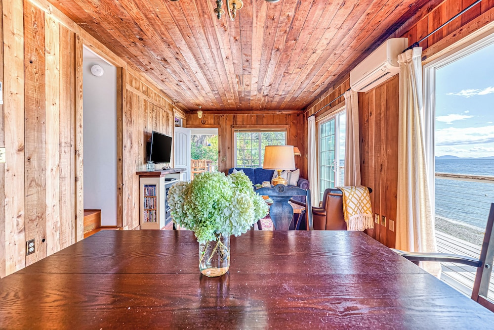 2 BR Beachfront Cottage w/ Grill & Expansive Deck