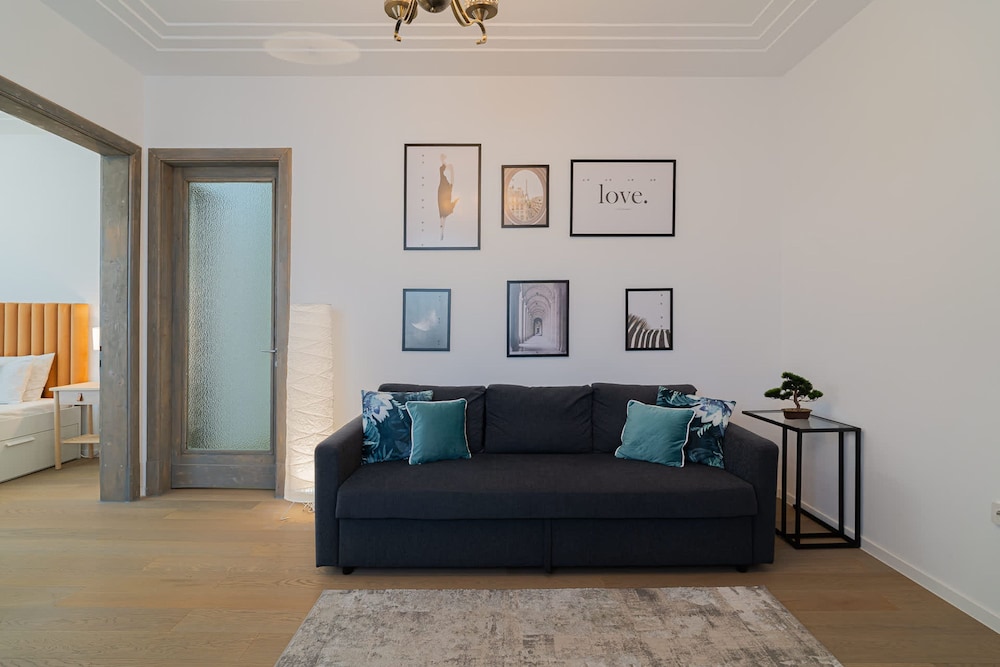 Charming 2BR Apartment - Steps to Romanian Athenaeum