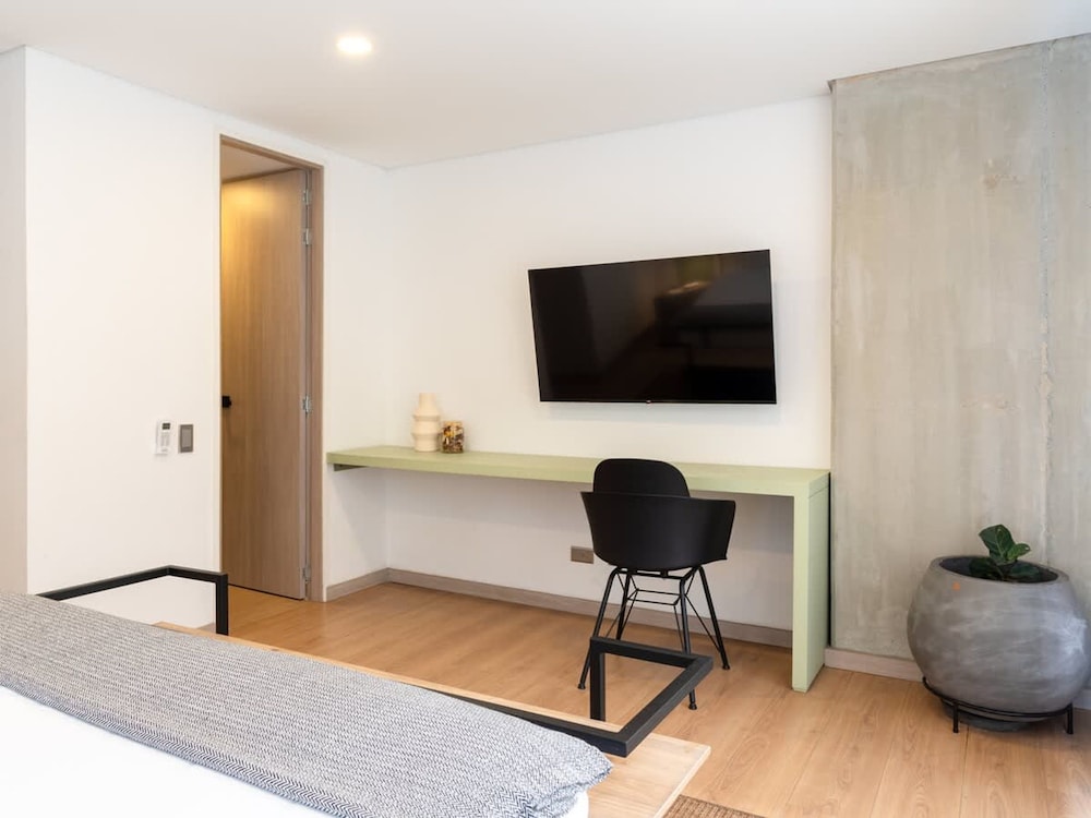 Fantastic 3 BR w Balcony in Laureles Medell n