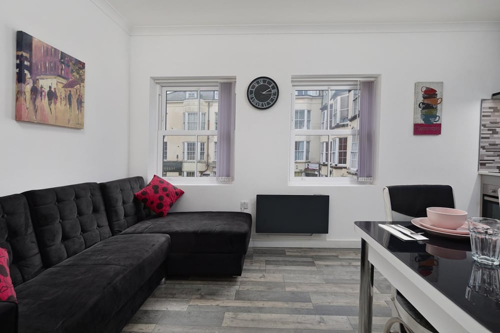 1 Bed Flat - Sleeps 2 - Wifi view 5