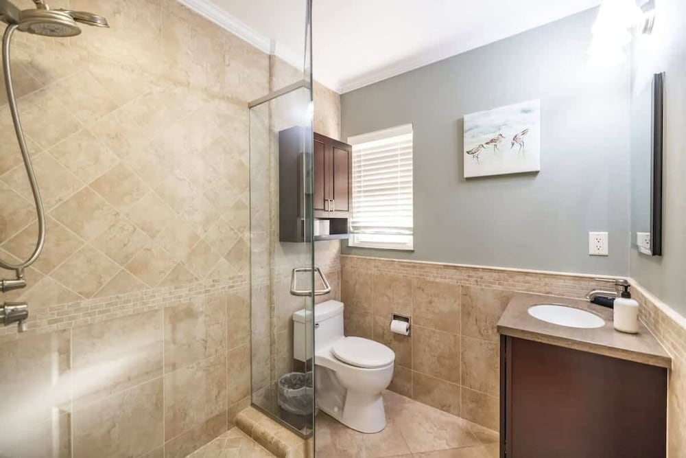 Marbella Lane - Charming 4BR Bungalo for Relaxing Retreat