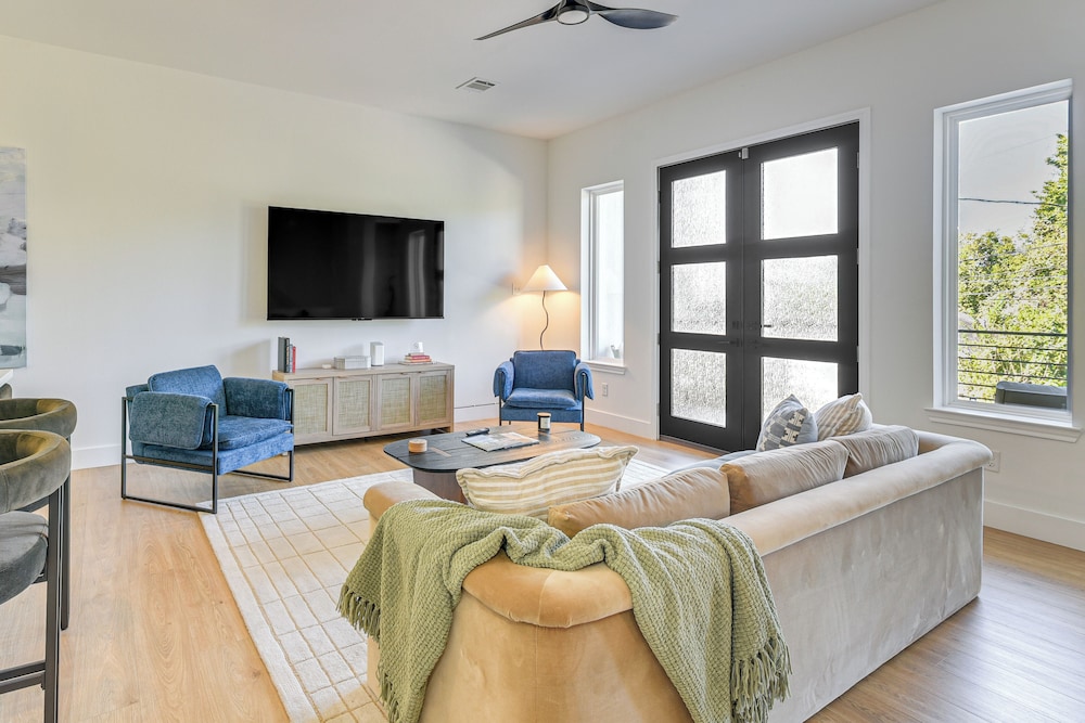 2 Mi to Dtwn Houston: Stylish Retreat w/ Balcony