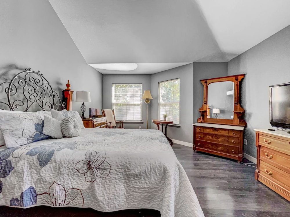 Paradise Hills Oasis 4 Bedroom Home