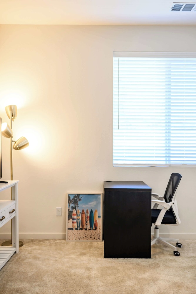 Sunny & Stylish Near LA 4BR Home w Desks & Lounge