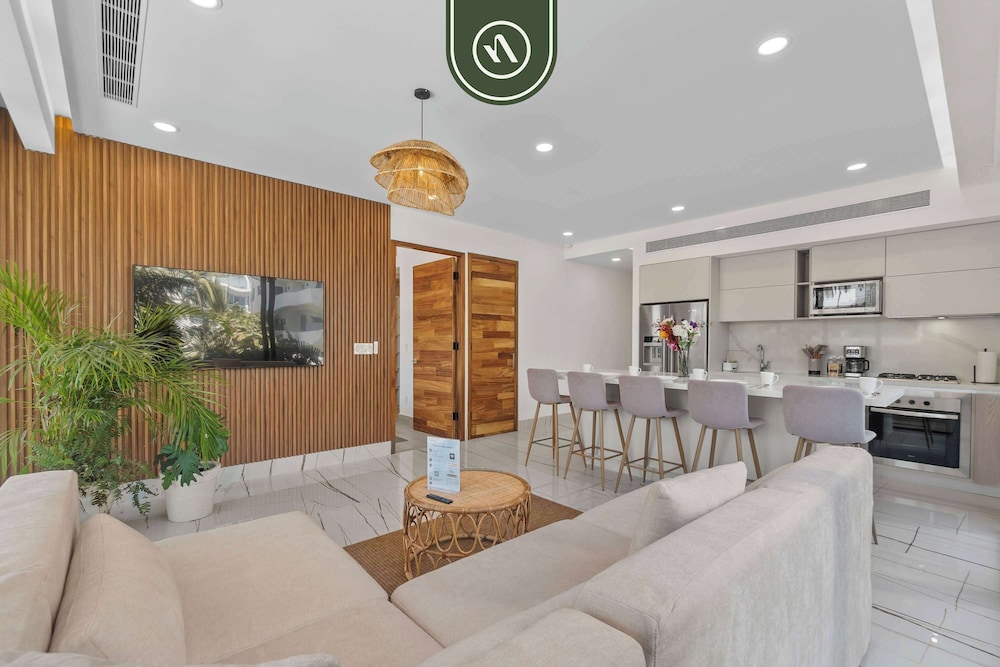 Luxury 2 BR Condo With Dream Pools - Beach - Art