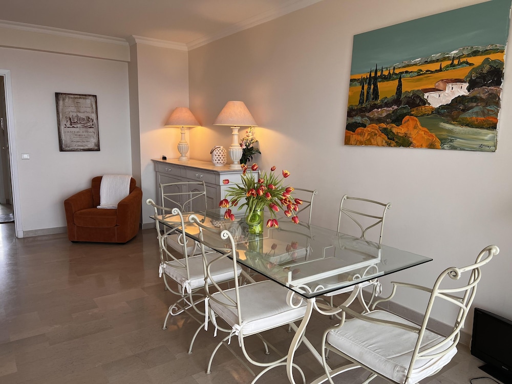 Large Light and Modern 2 Bedroomed Apartment in Cannes With Sea Views Pool and Lovely Terrace - 1503