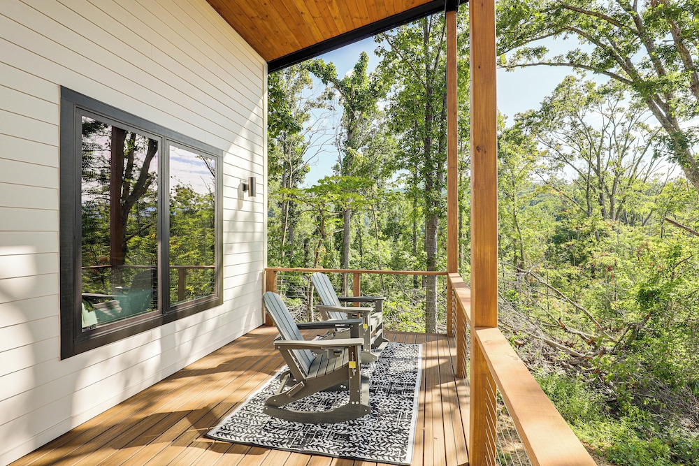 12 Mi to Asheville: Mtn-view Gem in Weaverville