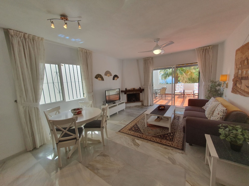 Lovely 2-bed Calahonda Apartment sea & Golf Views