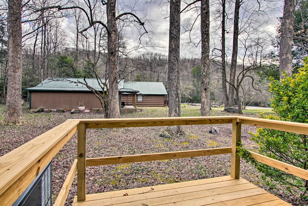 Gatlinburg Cabin: Hot Tub, Deck, Games