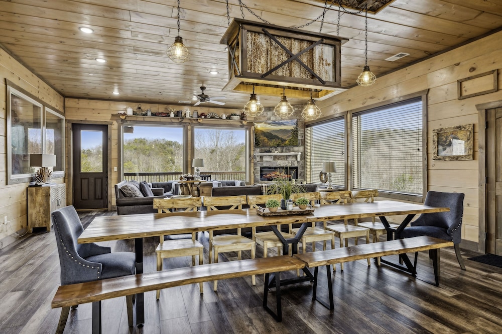 Grand Splash Lodge 6 Bedroom Cabin