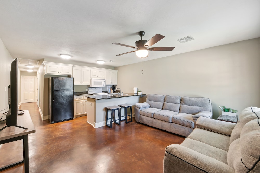 Lake Charles Vacations - Lovely Lake Charles Duplex in Central Location! - Property Image 1