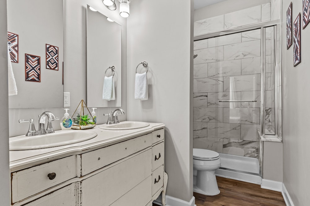 St Louis Vacations - Alluring City Escape Right JZ Vacation Rentals - Property Image 2