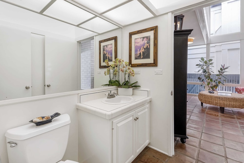 Unbeatable Beachfront Bliss w/ Ocean Views, Luxe Interiors & Patio Beach Road
