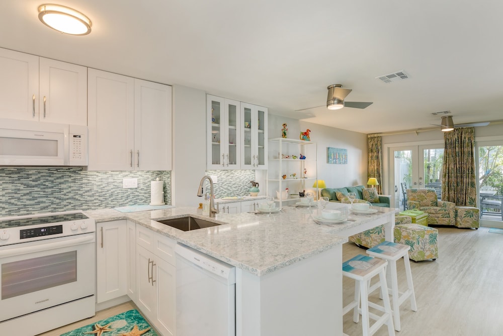 Bahamian Reed by Avantstay Walk to Everything w Community Pool Week Long Stays Only