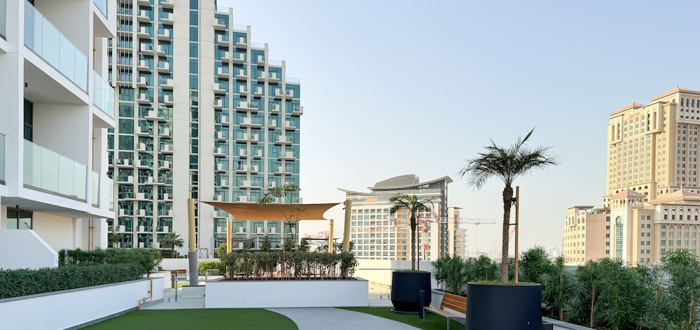 1BR Apt Near Downtown with Skyline Views