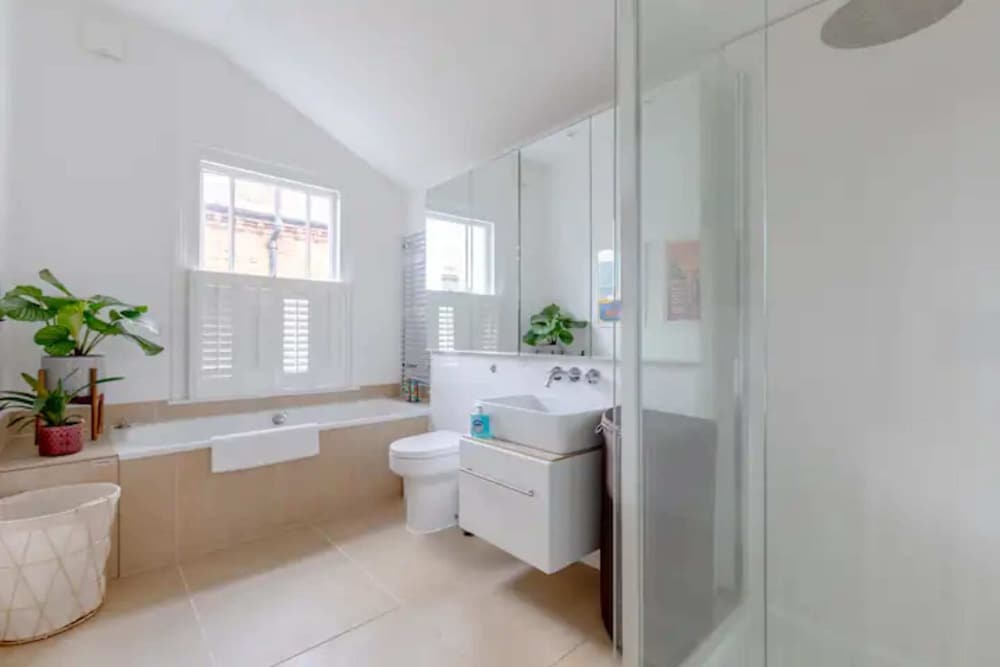Beautifully Designed 2BD House - by Queen's Park!