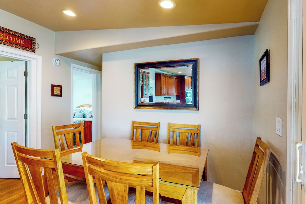 Paradise Point: Lakefront Escape w/ Views