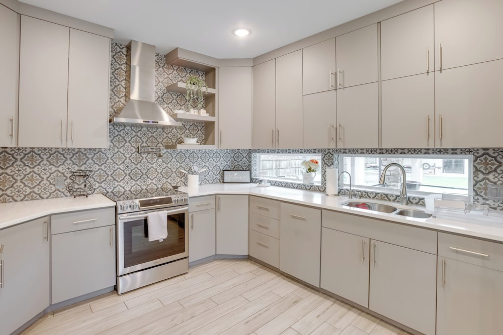 Pets Welcome: Home w/ Deck & Patio in Hockley!