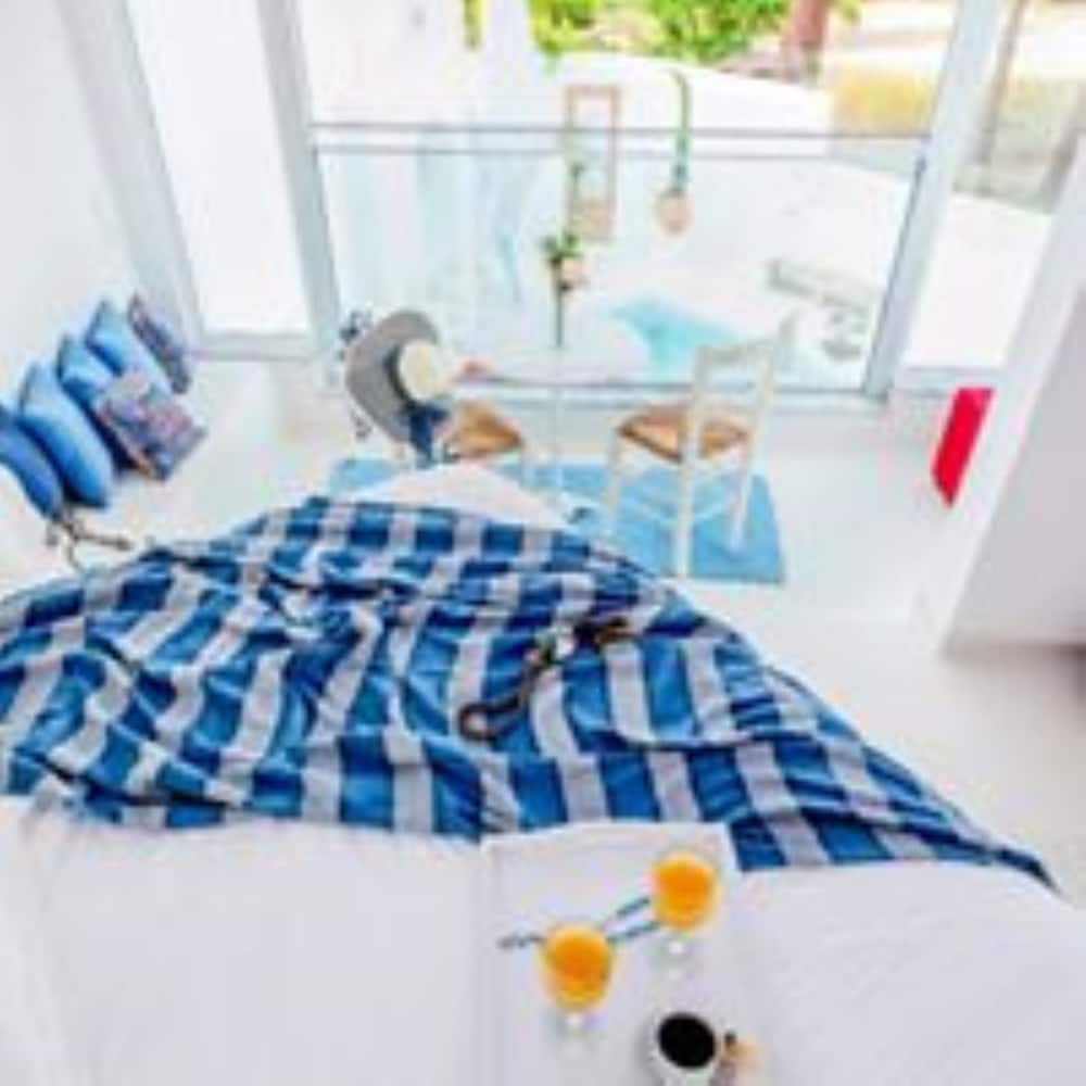 Kouros Home Hotel