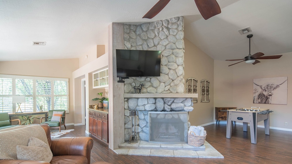 Scottsdale Gem W/pool in Private and Serene Yard!
