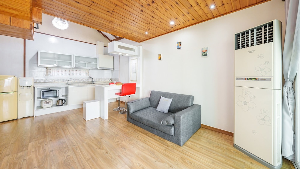 Geoje Kkachi and Santorini Pension