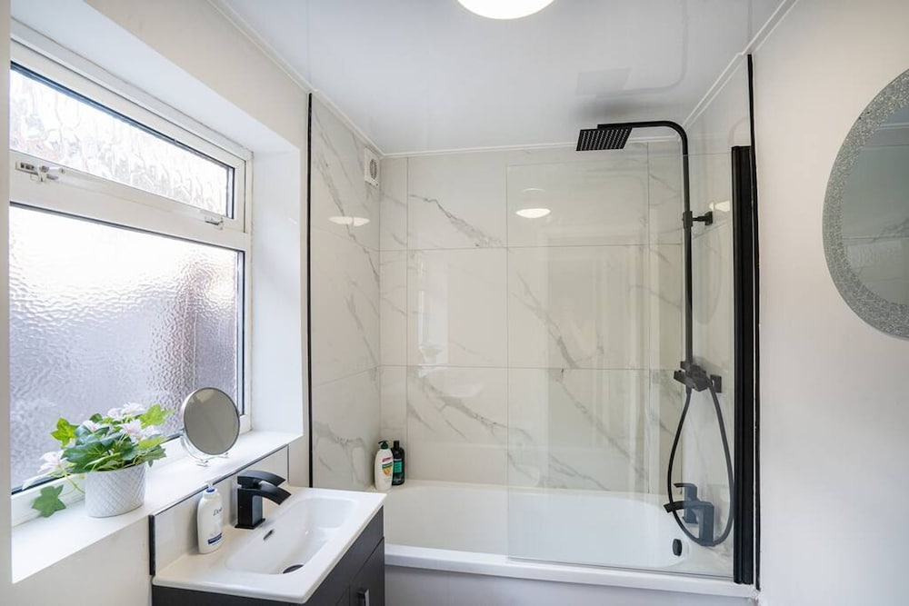 Central 2 Bedroom House-parking