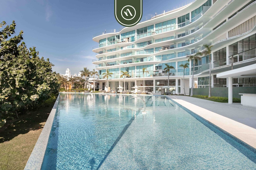 Luxury 3 BR Condo - Beach Access 1 Block Away