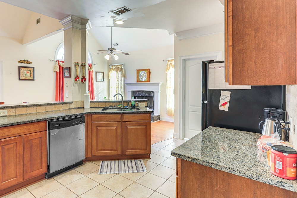6 Mi to Southern Belle Farm: Home w/ Patio!