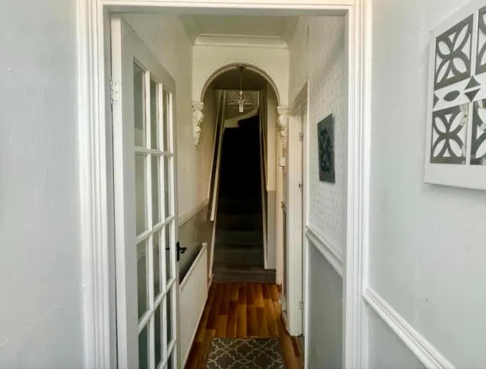 Spacious 5 Bedroom House in Swansea