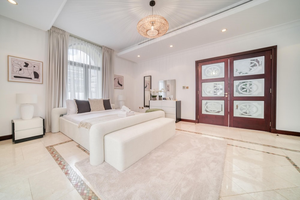 Exclusive 6BR Palm Villa w Private Pool and Beach