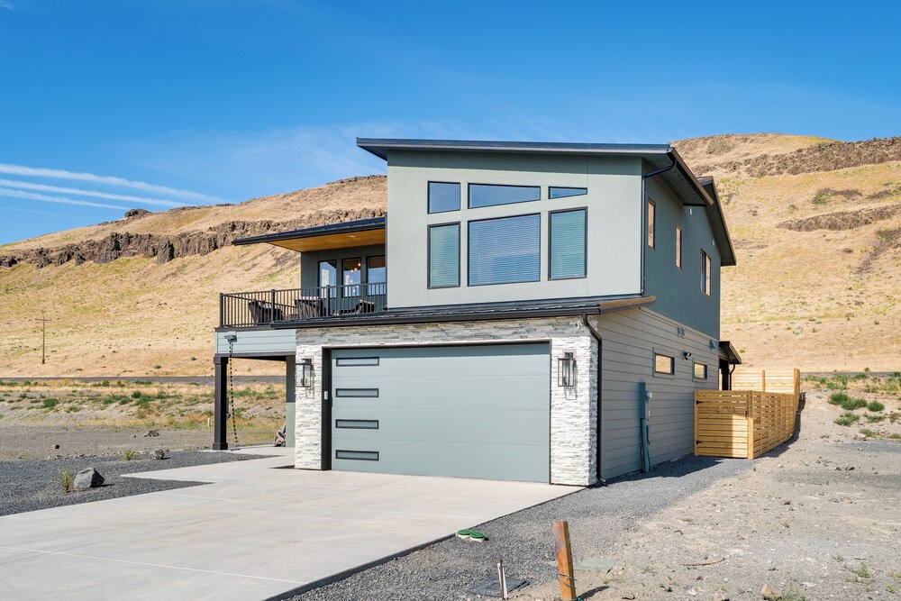 Hot Tub & Water Views: High-end Vantage Retreat