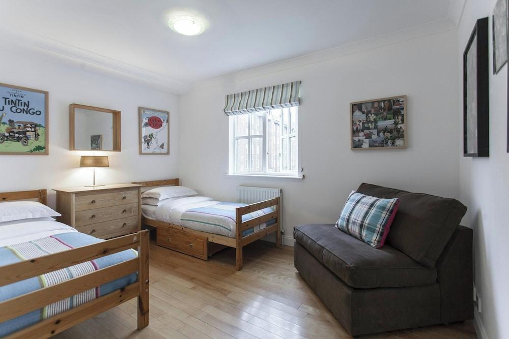 Theed Street by Onefinestay